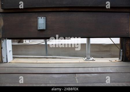 Ein alter Holzboden in einem alten Lagerhaus Stockfoto
