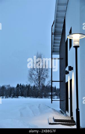 Minimalistisches Design im finnischen nordischen Stil, moderne schwarz-weiße Architektur Stockfoto