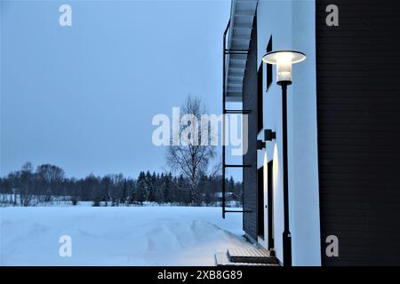 Minimalistisches Design im finnischen nordischen Stil, moderne schwarz-weiße Architektur Stockfoto