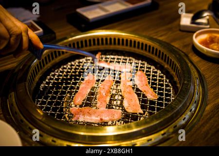 Die knusprigen Speckstreifen auf einem Grill in einem Restaurant Stockfoto