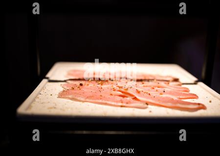 Drei Arten von rohem Fleisch in einem beleuchteten Ofen Stockfoto