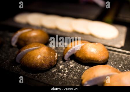 Verschiedene Brotsorten auf einem Herd mit Baguette im Hintergrund Stockfoto