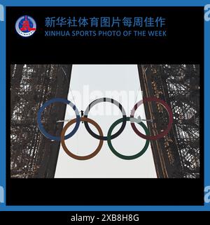 (240611) -- PEKING, 11. Juni 2024 (Xinhua) -- XINHUA SPORTFOTO DER WOCHE (vom 3. Juni bis 9. Juni 2024) ÜBERMITTELT am 11. Juni 2024. Die Olympischen Ringe sind am 7. Juni 2024 auf dem Eiffelturm in Paris zu sehen. Die Olympischen Ringe werden am frühen Freitagmorgen auf dem Eiffelturm enthüllt, da die französische Hauptstadt 50 Tage bis zum Beginn der bevorstehenden Olympischen Spiele 2024 feiert. (Xinhua/Gao Jing) Stockfoto