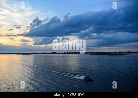 (240611) -- NISCHNI NOWGOROD, 11. Juni 2024 (Xinhua) -- dieses Foto vom 9. Juni 2024 zeigt eine Landschaft des Wolga-Flusses in Nischni Nowgorod, Russland. (Xinhua/Cao Yang) Stockfoto