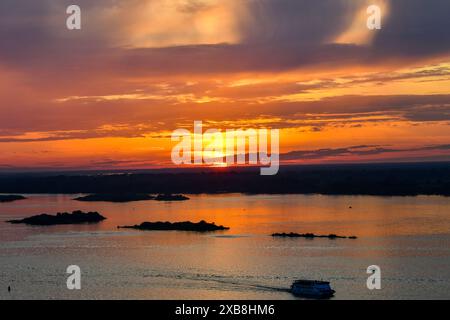 (240611) -- NISCHNI NOWGOROD, 11. Juni 2024 (Xinhua) -- dieses am 10. Juni 2024 aufgenommene Foto zeigt den Sonnenuntergang in Nischni Nowgorod, Russland. (Xinhua/Cao Yang) Stockfoto