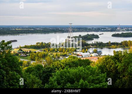 (240611) -- NISCHNI NOWGOROD, 11. Juni 2024 (Xinhua) -- dieses Foto vom 10. Juni 2024 zeigt eine Landschaft des Wolga-Flusses in Nischni Nowgorod, Russland. (Xinhua/Cao Yang) Stockfoto