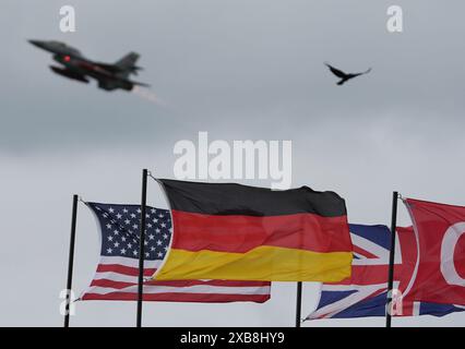 11. Juni 2024, Schleswig-Holstein, Jagel: Ein F-16-Kampfflugzeug startet während des NATO-Luftwaffenmanövers Tiger Meet auf dem Gelände des Tactical Air Force Wing 51 Immelmann. Elf NATO-Staaten sowie die Schweiz und Österreich nehmen an der NATO-Übung "Tiger Meet" Teil. Im Juni werden voraussichtlich rund 60 Jets und Hubschrauber teilnehmen. Rund 1100 weitere Soldaten werden vor Ort sein. Der taktische Luftwaffenflügel 51 „Immelmann“ feiert im Rahmen dieser großen Übung sein 30-jähriges Bestehen. Foto: Marcus Brandt/dpa Stockfoto