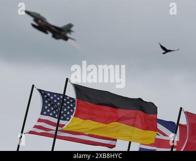 11. Juni 2024, Schleswig-Holstein, Jagel: Ein F-16-Kampfflugzeug startet während des NATO-Luftwaffenmanövers Tiger Meet auf dem Gelände des Tactical Air Force Wing 51 Immelmann. Elf NATO-Staaten sowie die Schweiz und Österreich nehmen an der NATO-Übung "Tiger Meet" Teil. Im Juni werden voraussichtlich rund 60 Jets und Hubschrauber teilnehmen. Rund 1100 weitere Soldaten werden vor Ort sein. Der taktische Luftwaffenflügel 51 „Immelmann“ feiert im Rahmen dieser großen Übung sein 30-jähriges Bestehen. Foto: Marcus Brandt/dpa Stockfoto