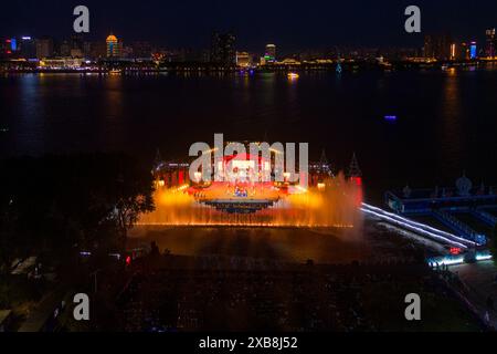 (240611) -- HARBIN, 11. Juni 2024 (Xinhua) -- ein Luftdrohnenfoto vom 10. Juni 2024 zeigt die Live-Action-Performance „Encounter Harbin“, inszeniert am szenischen Spot von Sun Island in Harbin, nordöstlich Chinas Provinz Heilongjiang. (Xinhua/Zhang Tao) Stockfoto