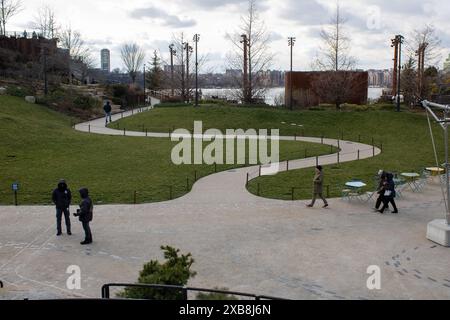 Die Leute schlendern durch einen Park in New York Stockfoto