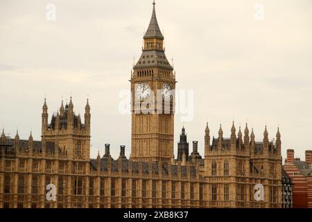 Der Big Ben Uhrenturm, umgeben von Stadtgebäuden, London, Großbritannien Stockfoto