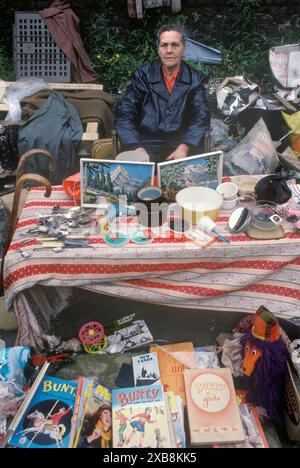 Sonntagmorgen großer Kofferverkauf, ein Mann, der hofft, etwas von seiner Sammlung von Sachen oder unerwünschtem Besitz zu verkaufen. Aveley, in der Nähe von Rainham, Essex UK 1990er Juni 1991 HOMER SYKES Stockfoto