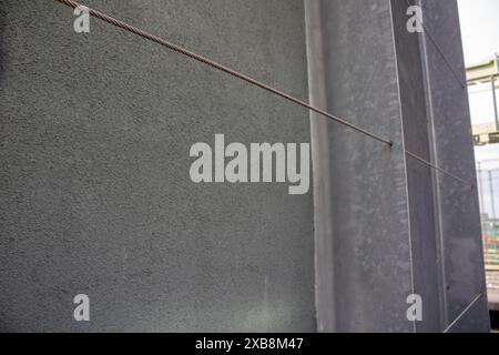 Ein grüner Türgriff an der Wand neben einem braunen Seil Stockfoto