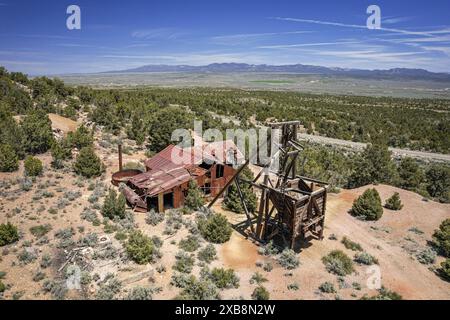 Die Volcano Mine in Pioche, Nevada, hat einst Silber, Mangan, Blei, Kupfer und Gold abgebaut und steht heute verlassen in der Landschaft. Stockfoto