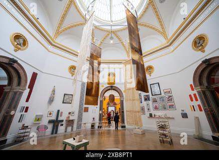Die Royal Academy, London, Großbritannien. Juni 2024. NUR REDAKTIONELLE NACHRICHTEN - über 1200 Kunstwerke sind in diesem Jahr auf der Sommerausstellung zu sehen. Die Sommerausstellung in der RA, London, findet vom 18. Juni bis 18. August 2024 statt und ist die weltweit größte Ausstellung für zeitgenössische Kunst, die jedes Jahr ohne Unterbrechung seit 1769 stattfindet. Quelle: Malcolm Park/Alamy Live News Stockfoto