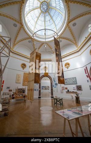 Die Royal Academy, London, Großbritannien. Juni 2024. NUR REDAKTIONELLE NACHRICHTEN - über 1200 Kunstwerke sind in diesem Jahr auf der Sommerausstellung zu sehen. Die Sommerausstellung in der RA, London, findet vom 18. Juni bis 18. August 2024 statt und ist die weltweit größte Ausstellung für zeitgenössische Kunst, die jedes Jahr ohne Unterbrechung seit 1769 stattfindet. Quelle: Malcolm Park/Alamy Live News Stockfoto