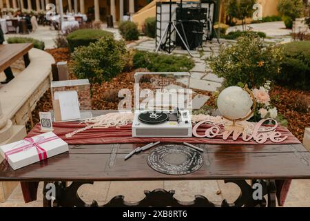 Vintage-Plattenspieler und Musikausstattung auf einem Tisch Stockfoto