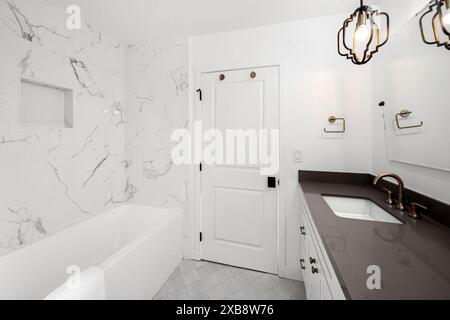 Ein Badezimmer mit zwei Waschbecken und einer Badewanne Stockfoto