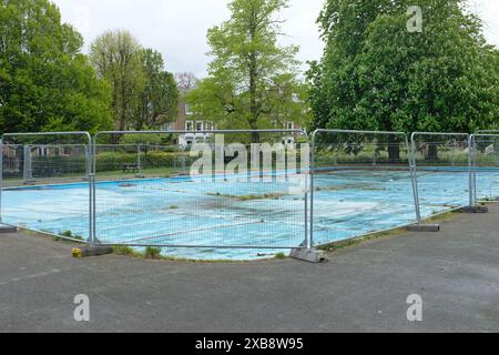 Geschlossenes Planschbecken im Clissold Park, Stoke newington, London Stockfoto