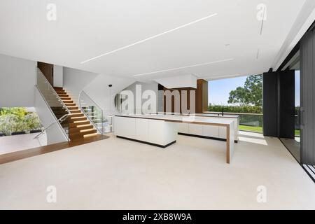 Eine weiße Küche mit Treppe zum Balkon Stockfoto