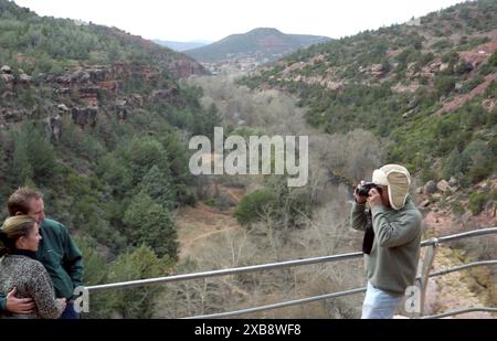 Touristen machen Fotos auf der Midgley Bridge über den Oak Creek Canyon in Arizona, USA, 2003 Stockfoto