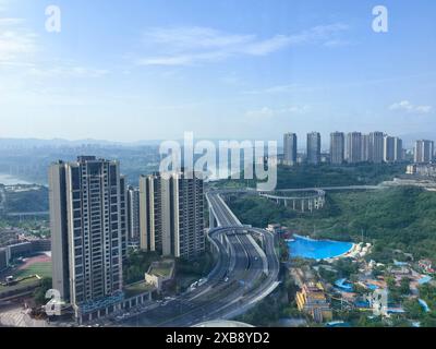 Ein Blick aus der Vogelperspektive vom Hochhaus aus Stockfoto