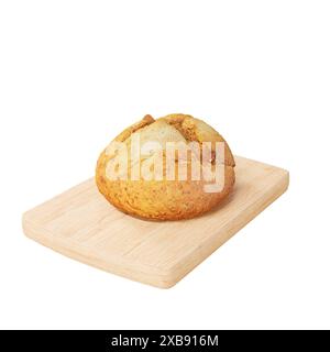 Ein frisch gebackener Muffin auf einem rustikalen Holzteller vor weißem Hintergrund Stockfoto