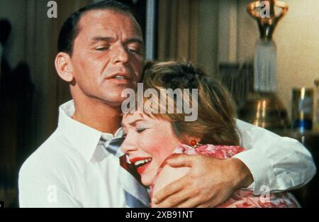 EINIGE KAMEN 1958 mit Frank Sinatra als Dave Hirsch und Shirley MacLaine als Ginny Moorehead Stockfoto