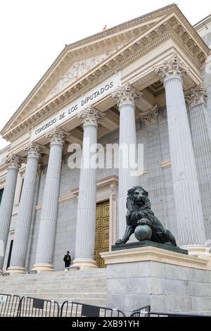 Madrid, Spanien - 8. April 2024: Bronzeblöwen beim Eingang des Kongresses der Abgeordneten, auch bekannt als Palacio de las Cortes im Stadtzentrum von Madrid Stockfoto