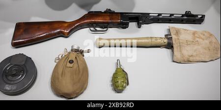 Eine Nahaufnahme von PPSh-41 7,62 mm Kaliber Maschinengewehr, Handgranate, Antipersonenmine, Maschinenpistole und Schaufel Stockfoto