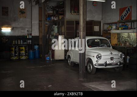 Eine alte Autowerkstatt mit einem weißen Sitz 600 innen Stockfoto