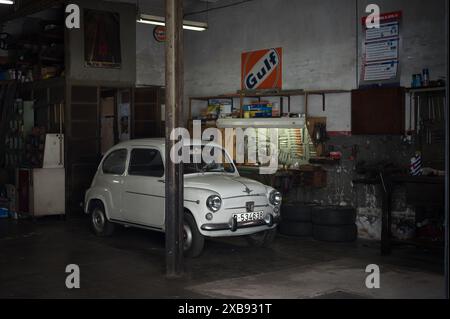 Eine alte Autowerkstatt mit einem weißen Sitz 600 innen Stockfoto