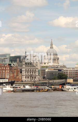 Ein malerischer Blick auf die St. Paul's Cathedral und die umliegenden Gebäude von der anderen Seite der Themse in London Stockfoto