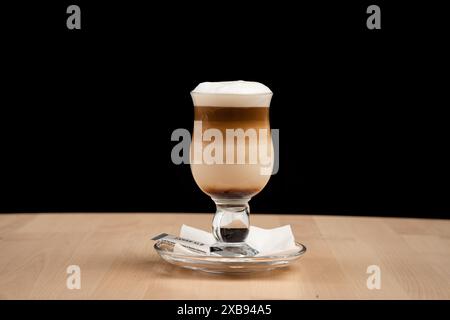 Ein schaumiger Kaffee in einer klaren Glasschale Stockfoto