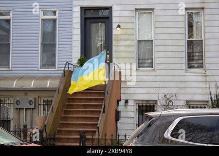 Eine ukrainische Flagge flattert auf Stufen vor einem Gebäude Stockfoto