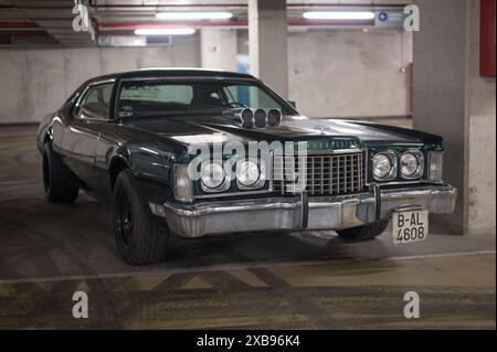 Ein beeindruckender amerikanischer Oldtimer mit vitaminisiertem V8-Motor ist ein Ford Thunderbird der siebten Generation „Big Birds“ mit dem Saugschmetterling-Prospekt Stockfoto