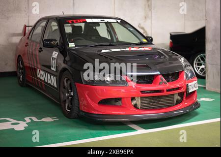 Atemberaubendes Mitsubishi Lancer Evolution VIII in Rot und Schwarz, ADVANTAGE-Rallye-Car-Tuning. Es steht auf dem Parkplatz Stockfoto