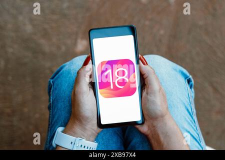 Brasilien. Juni 2024. In dieser Abbildung wird das Apple iOS 18-Logo auf einem Smartphone-Bildschirm angezeigt. (Credit Image: © Rafael Henrique/SOPA Images via ZUMA Press Wire) NUR REDAKTIONELLE VERWENDUNG! Nicht für kommerzielle ZWECKE! Stockfoto