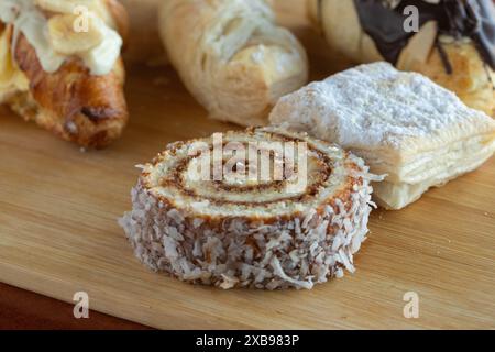 Tisch mit verschiedenen Gebäckstücken und Cupcakes Stockfoto