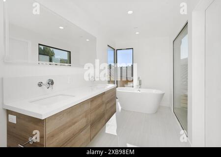 Bad mit Badewanne, zwei Waschbecken und großen Fenstern. Kalifornien, USA Stockfoto