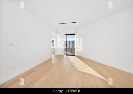 Ein leerer Raum mit weißen Wänden und Holzboden. Wohnraum. Kalifornien, USA Stockfoto