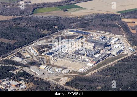 Niederländische Ingenieure und Ingenieure aus aller Welt arbeiten bei ITER, dem Atomforschungsinstitut der Internationalen Fusionsenergieorganisation Cadarache in der Provence, Frankreich. Das riesige Gebäude ist die Tokamak Assembly Hall mit dem Fusionsreaktor. niederlande aus - belgien aus Stockfoto