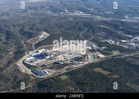 Niederländische Ingenieure und Wissenschaftler aus aller Welt arbeiten am Atomforschungsinstitut Cadarache. Das riesige Gebäude ist die Tokamak Assembly Hall. Ziel ist es, mit der Kernfusion zu arbeiten. niederlande aus - belgien aus Stockfoto