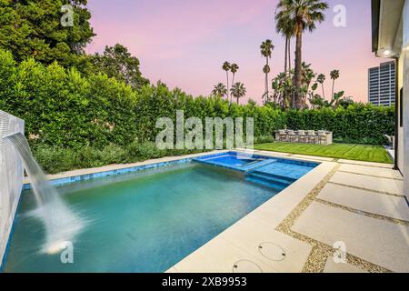 Ein Hinterhof-Pool umgeben von üppigem Grün. Kalifornien, USA Stockfoto
