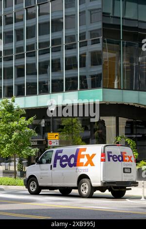 Washington DC, USA - 3. Mai 2024: Lieferwagen von Federal Express FedEx parkte auf einer Stadtstraße in Washington DC Stockfoto