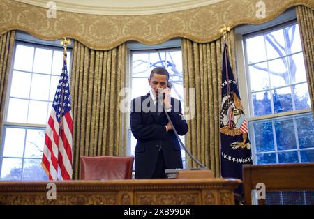 Präsident Barack Obama diskutiert den STARTVERTRAG während eines Telefonats mit dem russischen Präsidenten Dmitri Medwedew im Oval Office am 26. März 2010. (Offizielles Foto des Weißen Hauses von Pete Souza) Stockfoto