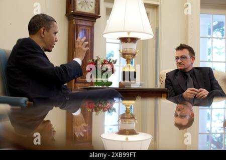Präsident Barack Obama trifft sich mit Paul David „Bono“ Hewson, Leadsänger von U2 und Armutsbekämpfer, um im Oval Office am 30. April 2010 über Entwicklungspolitik zu diskutieren. (Offizielles Foto des Weißen Hauses von Pete Souza) Stockfoto