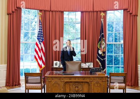 Präsident Barack Obama telefoniert am 28. Juni 2012 mit Generalstaatsanwalt Donald Verrilli im Oval Office. (Offizielles Foto des Weißen Hauses von Pete Souza) Stockfoto