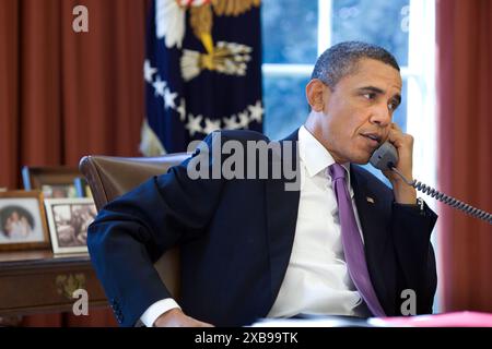 Präsident Barack Obama spricht mit dem russischen Präsidenten Dmitri Medwedew während eines Telefonanrufs im Oval Office am 25. Januar 2011. (Offizielles Foto des Weißen Hauses von Pete Souza) Stockfoto