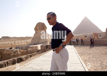 Präsident Barack Obama reist am 4. Juni 2009 durch die große Sphinx von Gizeh (links) und die Pyramide von hafre. (Offizielles Foto des Weißen Hauses von Pete Souza) Stockfoto